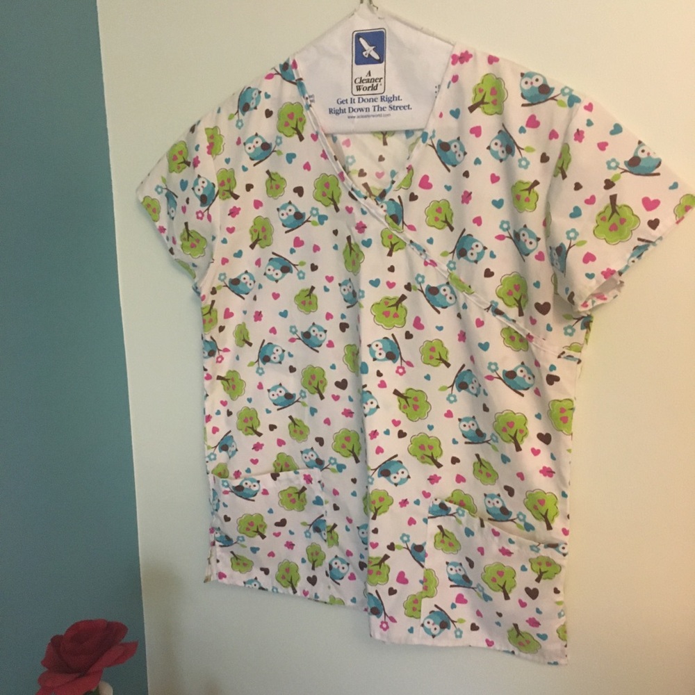 2 for $6 🎉 Samantha Mara adorable owl scrub top small